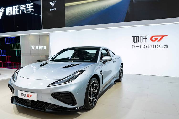 惠州338哪吒汽车在智能汽车领域的表现，领途汽车在新能源汽车市场中的影响力